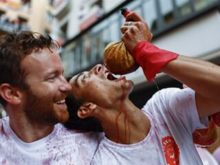 Spaans toeristenoord is klaar met sekspoppen en penis-hoofdbanden