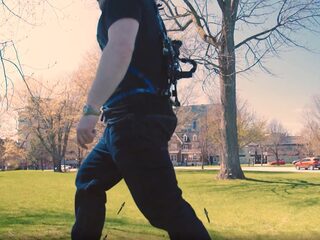 Met dit exoskelet loop je lichter - en wek je ook nog eens energie op