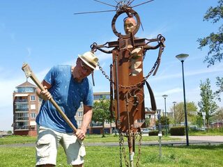 Omstreden beeld na 2 dagen verwijderd, kunstenaar snapt het niet: 'Kinderen krijgen geen trauma'