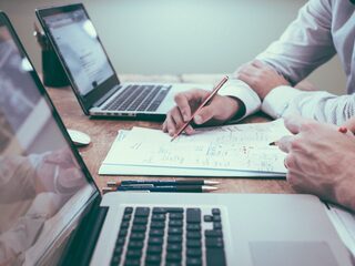 Mag de werkgever jou verplichten volledig op kantoor te werken?