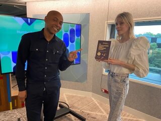 ‘In lichtjaren heeft niemand haast’ van Marjolijn van Heemstra is Humberto’s Non-fictie boek van de maand juni