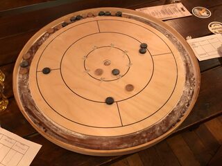 Het allereerste NK Crokinole staat vandaag op de agenda: wat moét je allemaal weten over dit bordspel?