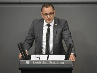 Duitse rechts-nationalisten uitgelachen om 'gestolen meme' met spelfouten