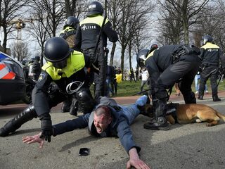 Podcast De Dag: 'Terechte kritiek op politiegeweld bij coronademonstraties'