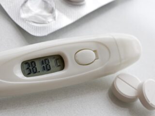 'Geef een kind eenmalig paracetamol op de opvang': pleidooi van huisarts Leenstra zorgt voor veel kritiek