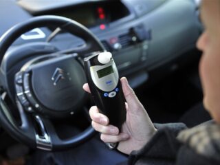 Stand.nl: 'Alcohol achter het stuur moet helemaal verboden worden'