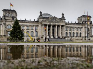 Wie zijn de 'Reichsbürger' die het Duitse parlement wilden bestormen?