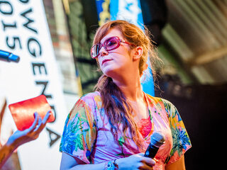 Kunstenares Tinkebell doet aangifte tegen Griekse politie en kustwacht: 'Dit is mensen de dood injagen'