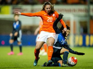 Voetbalster Vanity Lewerissa durft na borstkanker weer vooruit te kijken