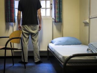 Waarom worden vrouwen verliefd op mannen in de gevangenis?