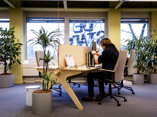 Podcast De Dag: Terug naar kantoor: hoe moet dat?