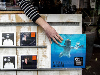 Naakte baby albumhoes Nirvana klaagt na 30 jaar bandleden aan voor kinderporno: welke kans maakt hij?