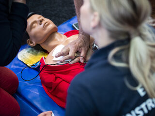 Rode Kruis over reanimatie op scholen: 'Vanaf 12 jaar heb je voldoende kracht'