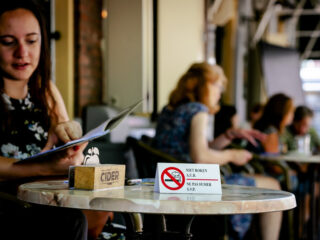 Stand.nl: 'We moeten stoppen met roken op het terras'