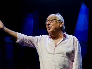 Cabaretier Youp van 't Hek laat zich niet beperken: 'Er zitten weinig woke wappies bij mij in de zaal'