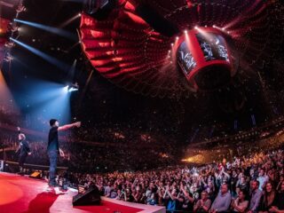 Stand.nl: 'Harde muziek moet wettelijk aan banden worden gelegd'