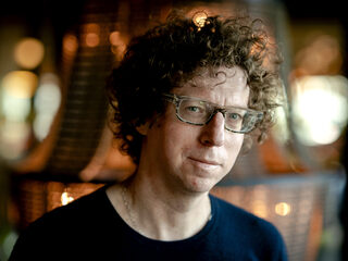 Arnon Grunberg: 'Als je vlees eet, zou het goed zijn een keer bij de slacht te zijn'