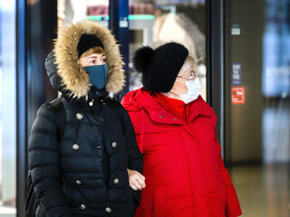 Hoe gevaarlijk is rijden met een dikke winterjas? In Spanje riskeer je een boete
