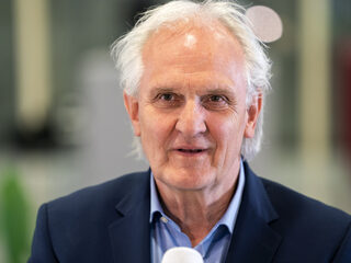 Burgemeester Broertjes (Hilversum) bezoekt nabestaanden MH17 nog steeds elke kerst