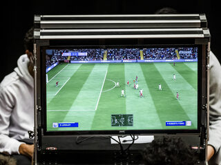 Duizenden euro’s kwijt aan virtuele voetbalkaartjes in FIFA: ‘Voor kinderen vind ik het gewoon misdadig’