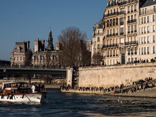 Adriaan van Dis is een vreemdeling in Parijs: 'Nergens thuis zijn, daar voel ik me fijn bij'