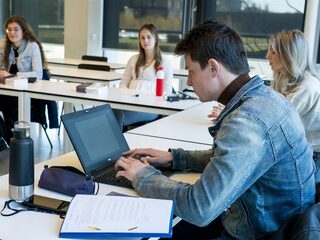 Jortcast: Kleinere universiteiten, minder studenten? 'Veel komen voor de prestige, niet voor de wetenschap'