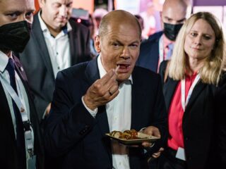 Duitse kinderen wordt een bijzondere worst voorgehouden