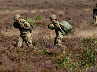 'Laat een vrouwenquotum werken als katalysator voor meer diversiteit binnen Defensie'