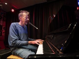 Zanger en componist Jan Rot op 64-jarige leeftijd overleden: 'Een buitengewoon lieve man'