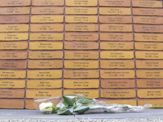 Jongeren spelen verhalen uit WOII na in theatrale route rondom Holocaustherdenking: 'Mooi om te kunnen spelen'