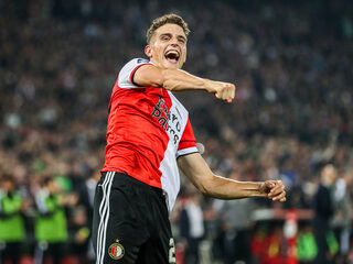 Feyenoord en PSV winnen, vliegende voorwerpen in Groningen