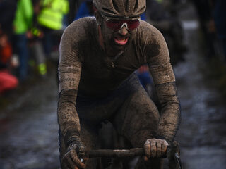 Glibberen, glijden en genieten: terugblik op de heroïsche Parijs-Roubaix van 2021