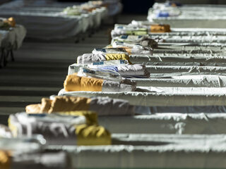 Schrijnende situatie noodopvang voor vluchtelingen: ‘Mensen overnachten in een stoel’