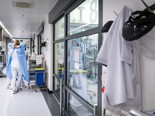 Daling instroom coronapatiënten in ziekenhuizen: ‘Het is het eerste lichtpuntje’