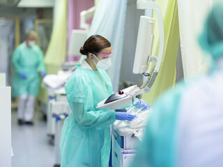 OMT-lid Jan Kluytmans: op korte termijn geen versoepelingen wegens toename ziekenhuisopnames