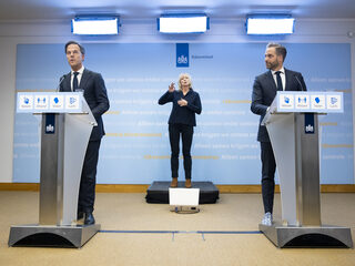 Rutte en De Jonge: verdere uitbreiding coronatoegangsbewijs en basismaatregelen weer verplicht