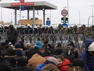Migrantencrisis bij de Poolse grens escaleert: 'Het lijkt wel oorlog'