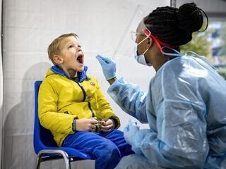 Epidemioloog wil kinderen wekelijks testen op basisschool: ‘ook vijfjarigen’