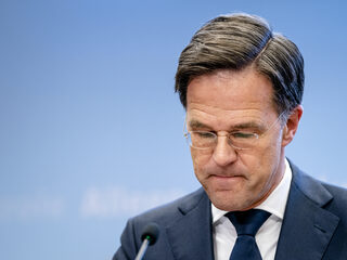 Premier Rutte: niet-essentiële gelegenheden om 17.00 dicht en maatregelen op school