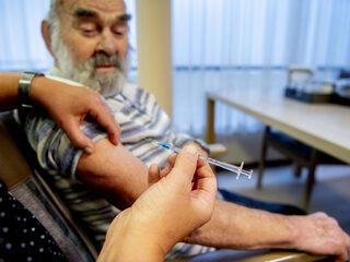 Overlijdenskans corona in verpleeghuizen even hoog als vorig jaar