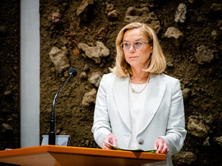 Wie is de man die op de stoep stond bij het huis van Sigrid Kaag?