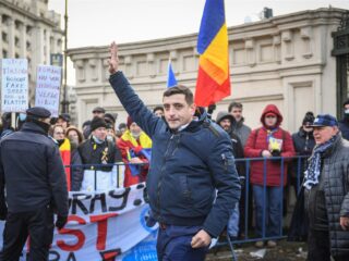 Roemeense politicus verliest bij megabruiloft zijn bruid uit het oog