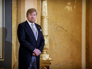 Willem-Alexander belandt in de Haagse Schilderswijk op straat: 'Het boek is om vrolijk van te worden'