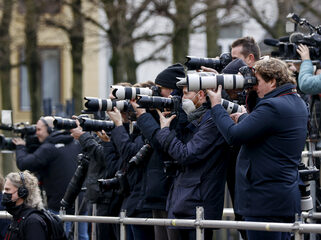 Wat zegt de lichaamstaal van onze nieuwe ministers tijdens de bordesfoto?