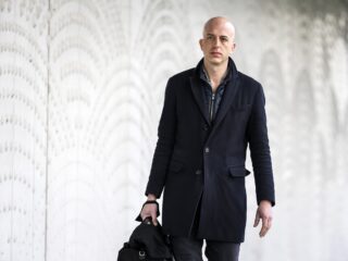 Topadvocaat Flokstra na OVV-rapport: grote vrees voor nog meer extreem geweld komende tien jaar