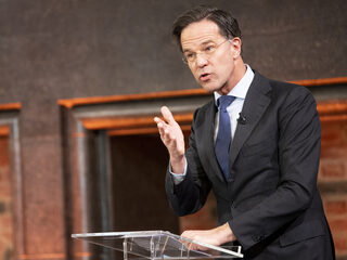 'Politiek leiders trekken zich op aan de stoeprand'