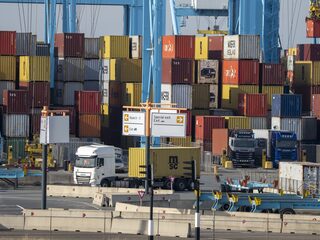 Containers richting Rusland stapelen zich op in Rotterdamse haven