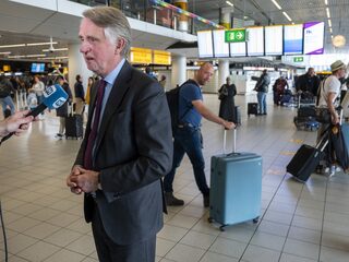 Schiphol-topman Dick Benschop doet verhaal in Kamer en Buitenhof: 'Kan hij aanblijven?'