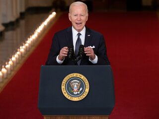 Biden roept op tot strengere wapenwetgeving