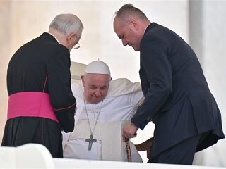 Podcast De Dag: Drie pausen op één kussen?